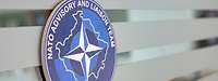 Ein blaues Wappen mit der Aufschrift „Nato Advisory and Liaison Team Kosovo“