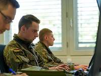 Soldaten werden mit einem Simulator ausgebildet.