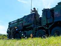 Soldaten bauen ein Waffensystem auf.