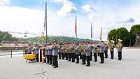 Soldaten in Uniform mit Instrumenten