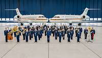 Musiker der Bundeswehr, im Hintergrund zwei Flugzeuge
