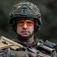 Ein Soldat mit Gewehr G95 im Porträt