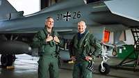 Der Generalinspekteur der Luftwaffe und der Astronaut Alexander Gerst stehen vor einem Kampfflugzeug