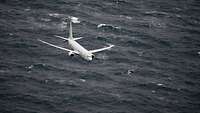 Ein Flugzeug vom Typ P-8A Poseidon fliegt in niedriger Höhe über dem Meer während einer NATO-Übung