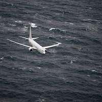 Ein Flugzeug vom Typ P-8A Poseidon fliegt in niedriger Höhe über dem Meer während einer NATO-Übung
