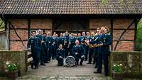 Gruppenfoto der Egerländerbesetzung vor Mühle 