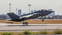 Das Mehrzweckkampfflugzeug vom Typ F-35A hebt von der Startbahn ab.
