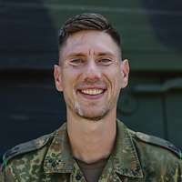 Ein lachender Soldat im Porträt
