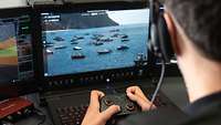 Soldat der über einen Controller die Drohnen steuert