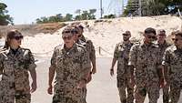 Mehrere deutsche Soldaten in Tropen Flecktarn 