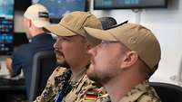 Zwei Soldaten schauen gemeinsam auf einen Bildschirm