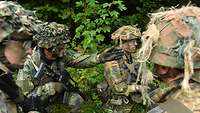 Reservistinnen und Reservisten bei einer Übung