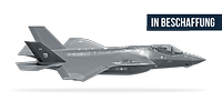 Ein Kampfflugzeug vom Typ F-35A freigestellt in Seitenansicht und der Schriftzug „in Beschaffung“