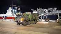 Ein LKW steht im Hafen