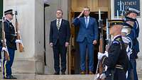Boris Pistorius und Pete Hegseth stehen am Eingang des Petagon, vor ihnen stehen US-Soldaten Spalier.