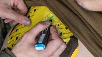 Ein Soldat markiert mit einem Stift eine Stelle auf einem Thoraxpflaster bei einer Übung.