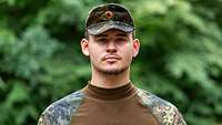 Ein Soldat mit Feldmütze im Porträt