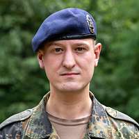 Ein Soldat mit blauem Barett im Porträt