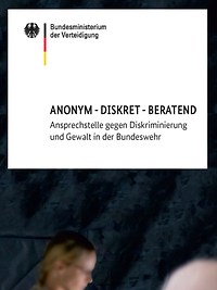 Flyer mit einer Soldatin und einem Zivilisten am Telefon, Adresse und Informationstext auf grauem Grund