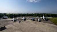 Mehrere Luftfahrzeugmuster der Flugbereitschaft BMVg sind in Reihe aufgestellt.