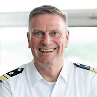 Ein lachender Soldat im Porträt