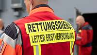 Mann mit Rettungsdienstjacke