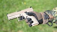Eine Pistole P13 liegt in der Hand eines Soldaten.