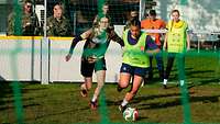 Zwei junge Frauen beim Fussball spielen.