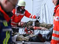 Ein Soldat liegt verletzt auf einer Rettungstrage 