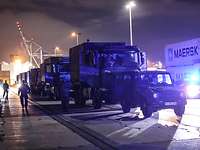 Ein Kolonne von vielen Militärfahrzeugen bei Nacht