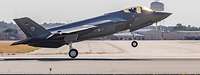Ein Kampfflugzeug F-35A beim Start auf dem Rollfeld.