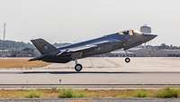 Ein Kampfflugzeug F-35A beim Start auf dem Rollfeld.