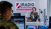 Eine Soldatin steht in einem Tonstudio von Radio Andernach