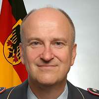 Ein Oberst im Generalsstab schaut entspannt in die Kamera.