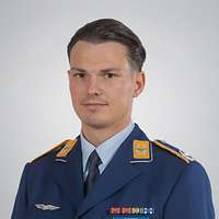 Bild von Major Nikolas Gesatzky in Uniform Blau lang
