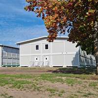Zwei Containerbauten von der Giebelseite