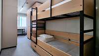 Blick in eine Wohnstube mit Stockbett