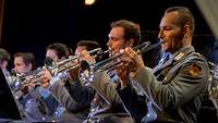 Musiker der Bundeswehr mit Instrumenten