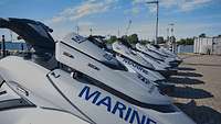 Sechs Wasserfahrzeuge, die nebeneinander an Land stehen