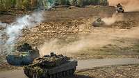 Ein Panzer in engem bebautem Gelände.