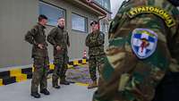 Drei hochrangige Soldaten unterhalten sich.