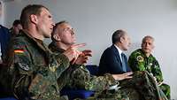 Zwei hochrangige Soldaten unterhalten sich.