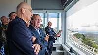 Zwei Politiker im Gespräch.