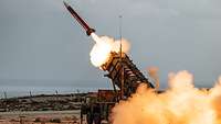 Ein Flugabwehrsystem Patriot feuert eine Rakete ab.
