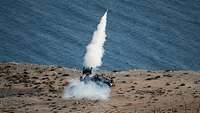 Ein Waffenträger des leichten Flugabwehrsystems der Bundeswehr feuert eine Rakete ab.