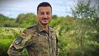 Portrait eines Soldaten in Uniform.