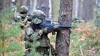 Deutsche und niederländische Soldaten kämpfen mit ihren Gewehr G36 aus einem Hinterhalt heraus.