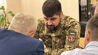 Ein ukrainischer Soldat spricht.