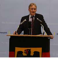 Ein Mann am Rednerpult.