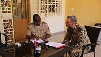 Soldat im Gespräch mit Oberst Makono C.